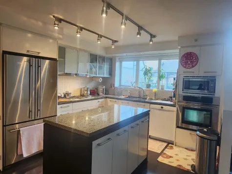 217 1961 COLLINGWOOD STREET image #3