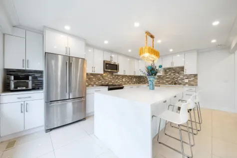 478 W QUEENS ROAD image #1